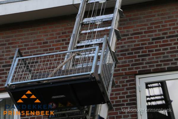 Ladderlift met dakpannen voor dakpan reparatie in Prinsenbeek