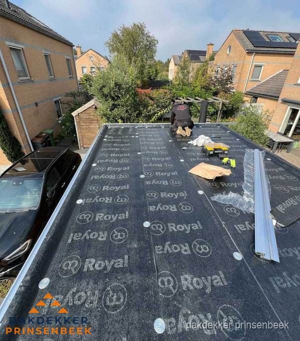 Dakdekker aan het werk op plat dak renovatie in Prinsenbeek Dakdekker aan het werk op plat dak renovatie in Prinsenbeek
