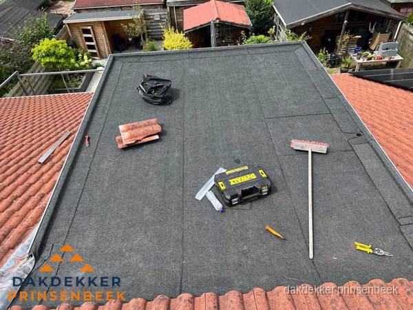 Nieuw plat dak met bitumen dakbedekking in Prinsenbeek