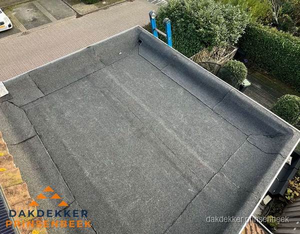 Gerenoveerd plat dak met nieuwe bitumen dakbedekking in Prinsenbeek Gerenoveerd plat dak met nieuwe bitumen dakbedekking in Prinsenbeek