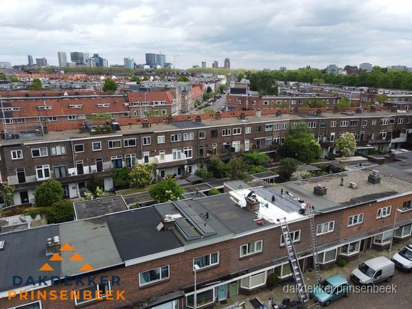 Spoed dakdekker aan het werk op plat dak in woonwijk Prinsenbeek