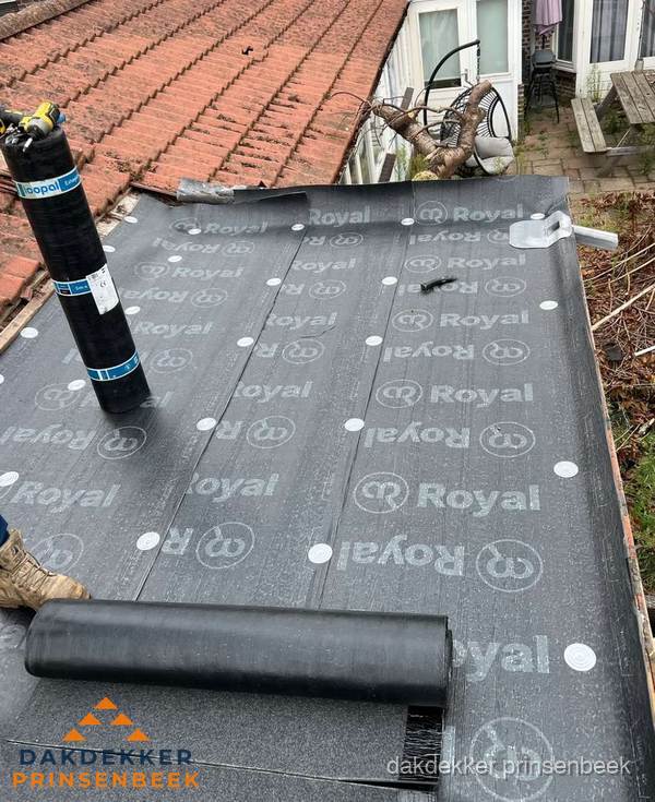 Bitumen dakbedekking leggen op plat dak aanbouw in Prinsenbeek