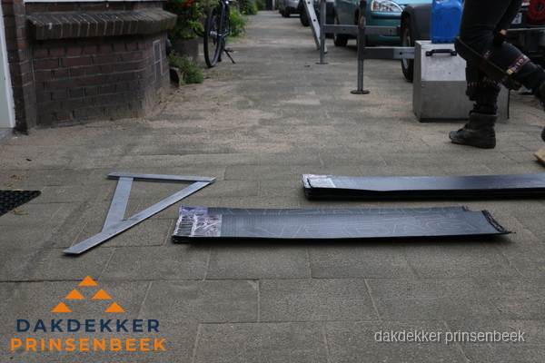Dakbedekkingsmateriaal en zinkwerk klaargelegd voor reparatie in Prinsenbeek