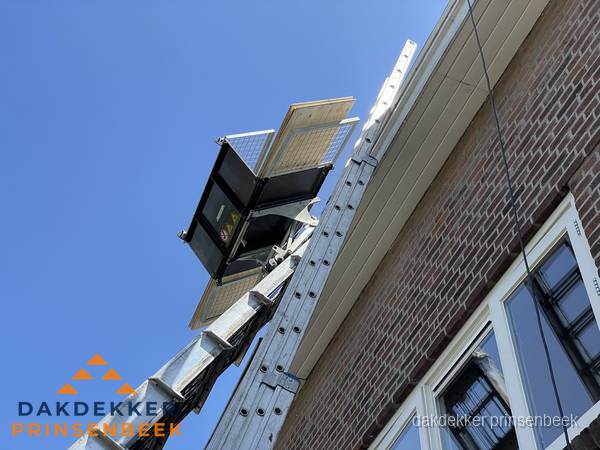 Dakgoot vervangen met dakdekkerslift in Prinsenbeek Dakgoot vervangen met dakdekkerslift in Prinsenbeek