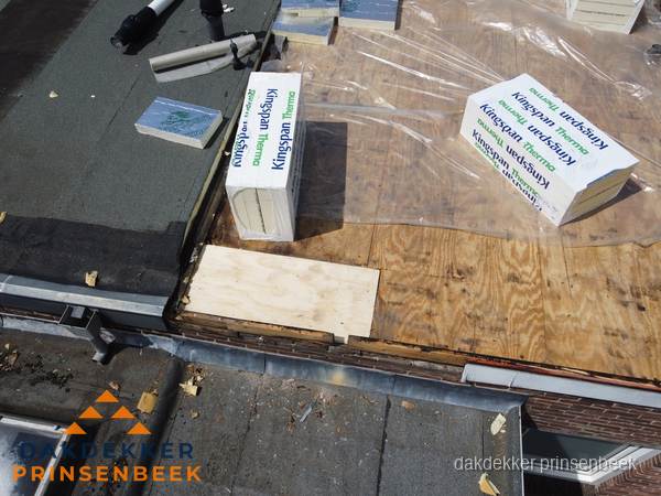 Plat dak isolatie met Kingspan isolatieplaten tijdens renovatie in Prinsenbeek Plat dak isolatie met Kingspan isolatieplaten tijdens renovatie in Prinsenbeek