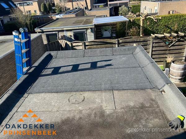 Dakdekker bij bitumen plat dak renovatie in Prinsenbeek